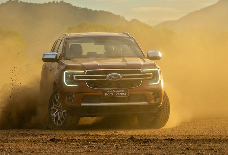 Giá xe Ford Everest niêm yết và lăn bánh tháng 5/2023