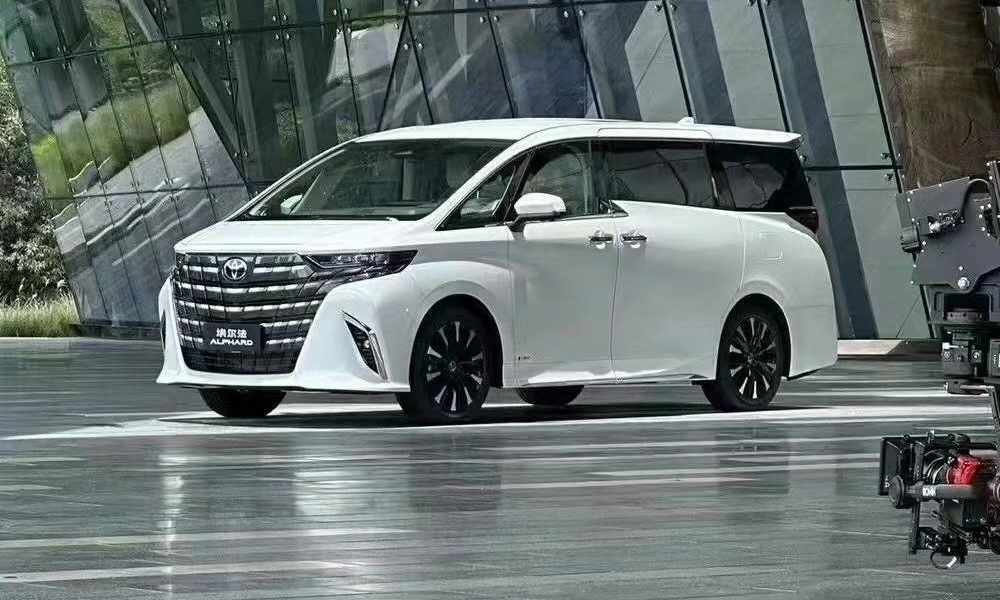 Toyota Alphard thế hệ mới lộ diện