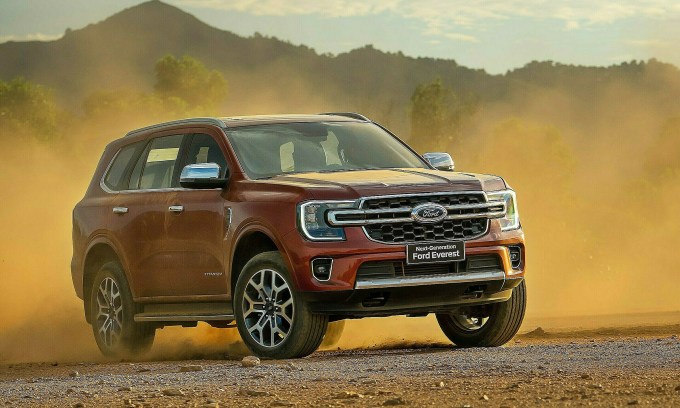 Ford Everest 2023 chốt giá từ 1,1 tỷ đồng, thêm trang bị để đấu Fortuner