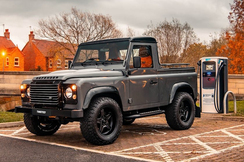 Bán tải điện Land Rover Defender có giá hơn 300.000 USD