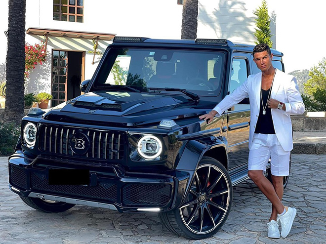 Cristiano Ronaldo "thả dáng" bên Mercedes-AMG G63 bản độ Brabus G V12 900