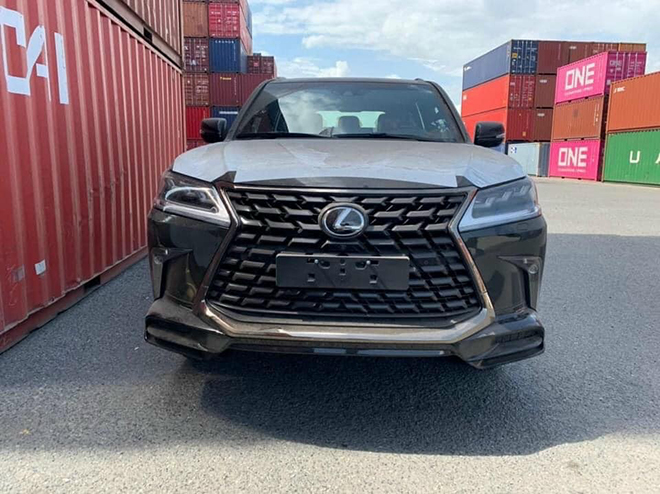 Lexus LX570 Black Edition 2021 đầu tiên về Việt Nam, giá gần 10 tỷ đồng