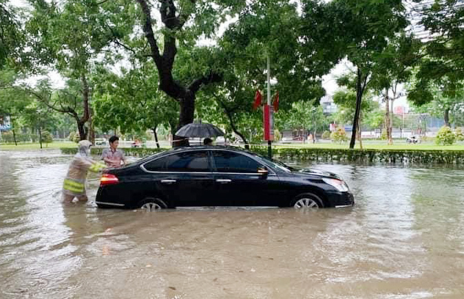 Kinh nghiệm 'giắt lưng' khi lái xe vùng ngập nước