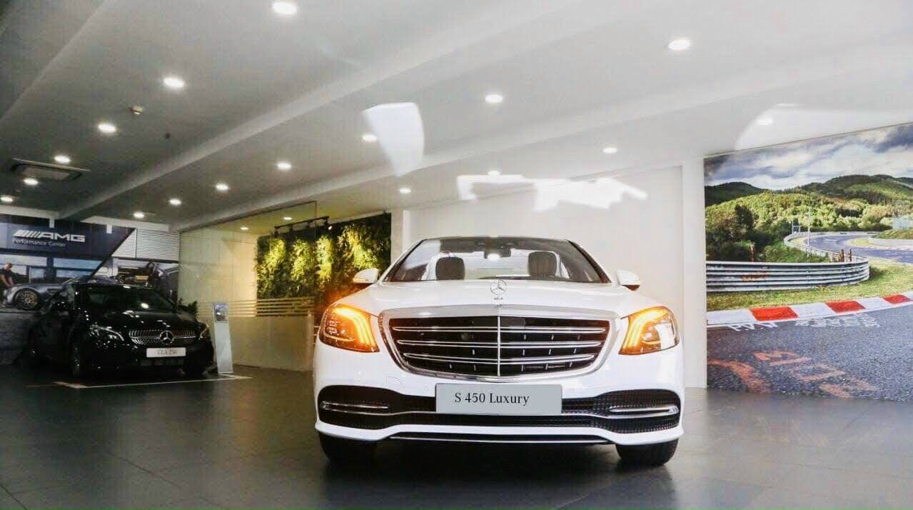 Cảnh sát Mỹ choáng với chiếc Mercedes có thể đổi biển số trong chớp mắt