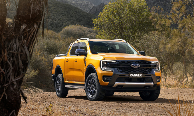 Ford Ranger mất ngôi vương doanh số tháng 8