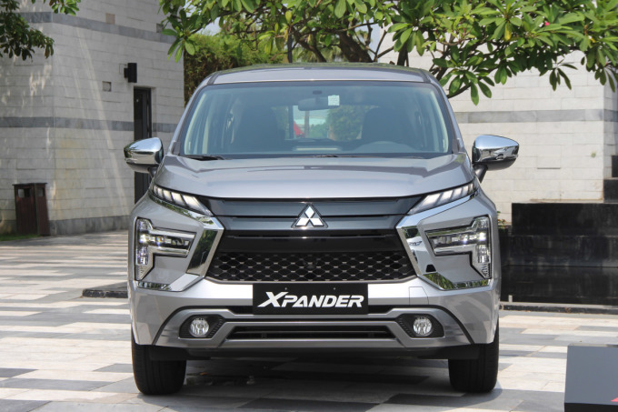 Mitsubishi Xpander nới rộng khoảng cách với Toyota Veloz