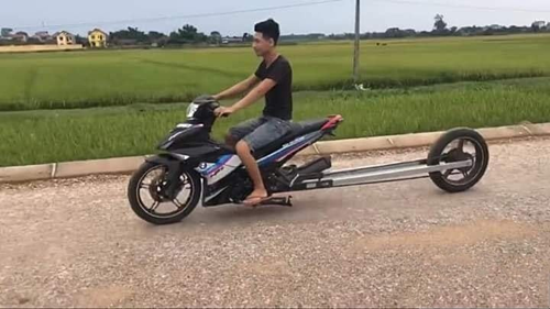 Nam thanh niên độ Exciter dài như ôtô