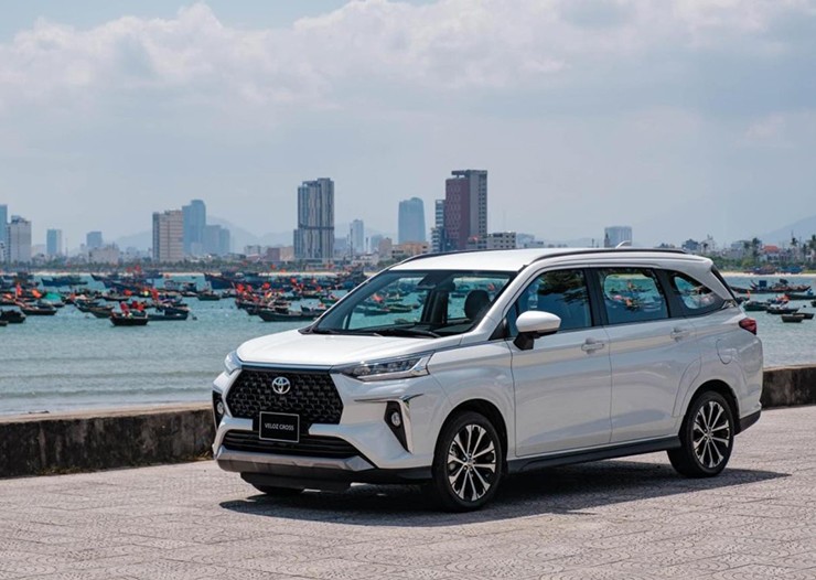 Giá xe Toyota Veloz Cross niêm yết và lăn bánh tháng 3/2024