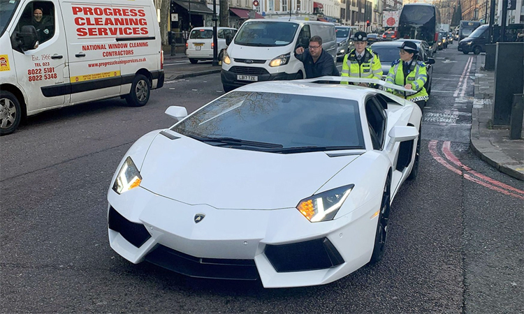 Nữ cảnh sát đẩy siêu xe Lamborghini chết máy giữa đường