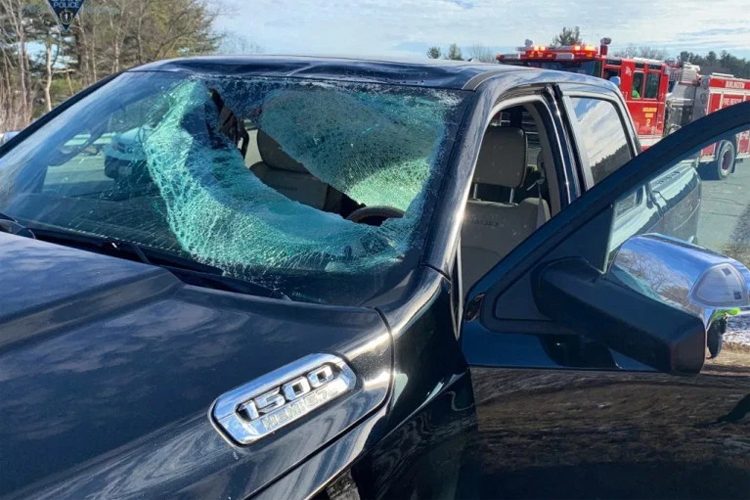 Tài xế rách mặt vì tảng băng chém vỡ kính chắn gió