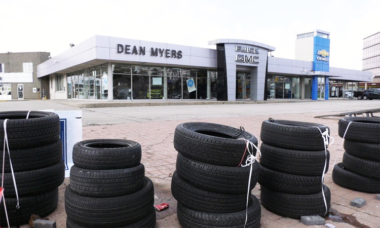 Khách hàng chưa kịp nhận xe, đại lý đã đóng cửa