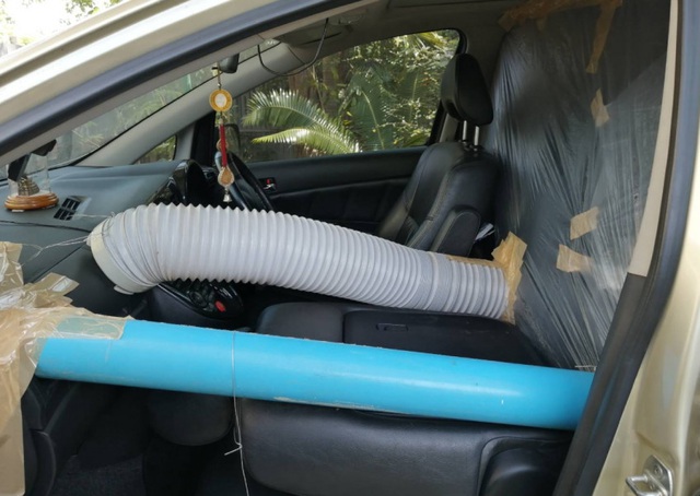 Ông bố tự chế “buồng cách ly” trên xe để đón con từ tâm dịch Covid-19