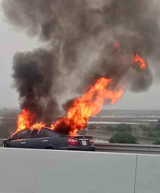 Xe Camry bốc cháy dữ dội trên cao tốc Hạ Long-Hải Phòng