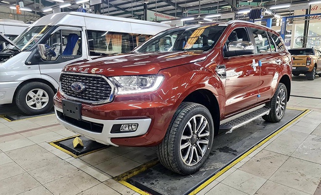 Ford Everest, Mazda CX-8 giảm giá gần 100 triệu trong tháng 6