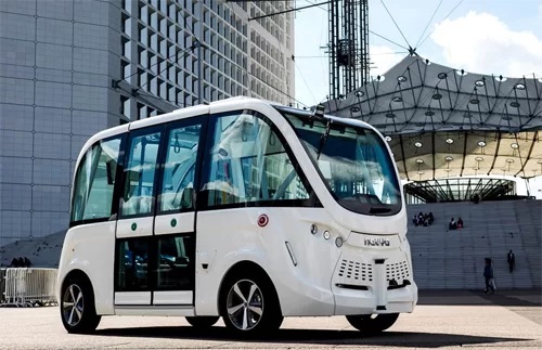 Xe buýt điện không người lái chèn trúng người đi bộ