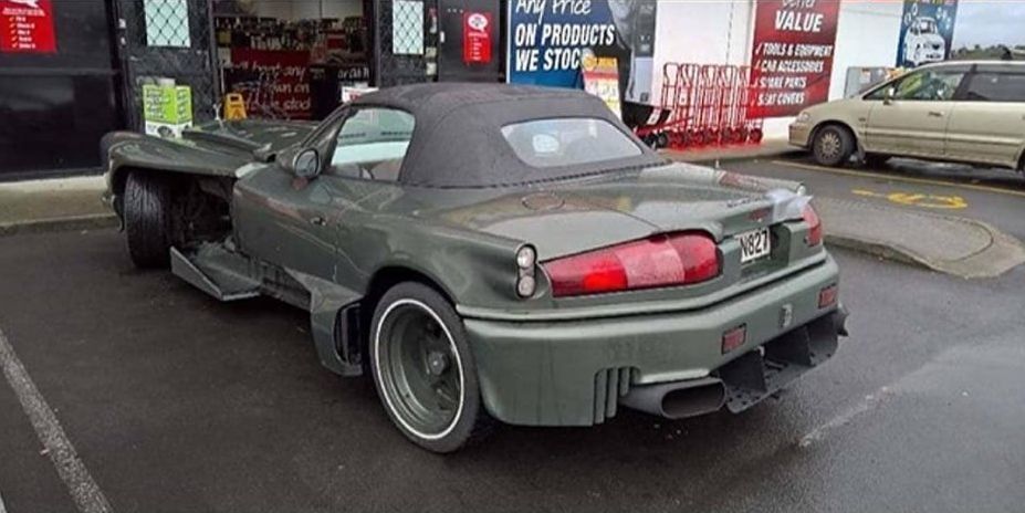 Bị ném đá kịch liệt vì độ Mazda thành Rolls-Royce quá xấu