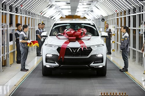 Lô xe Vinfast Lux đầu tiên đến tay khách hàng tại nhà máy