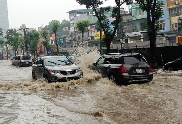 Mùa mưa, nên lái xe phóng nhanh hay đi từ từ qua vũng nước sâu?