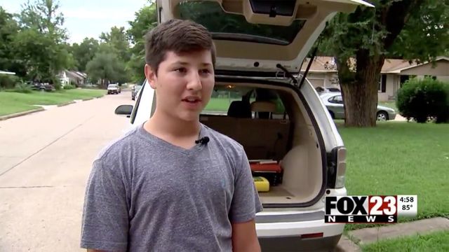 Cậu bé 12 tuổi nhanh trí đập vỡ kính ô tô cứu bé 2 tuổi bị bỏ quên trong xe