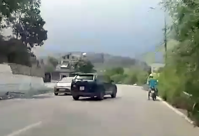 Tài xế ôtô liên tục chặn đầu xe cẩu, xe công-ten-nơ để gây sự: Nghi có hơi men