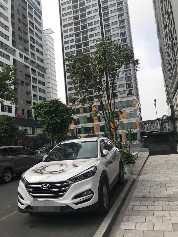 Hyundai Tucson đỗ ẩu và nhận lại cái kết đắng
