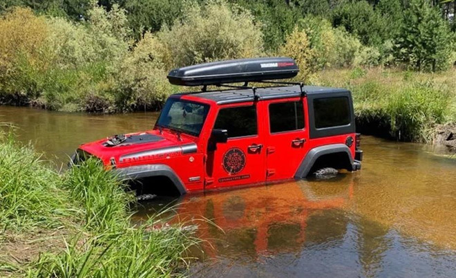 Bí ẩn chiếc SUV bị bỏ quên dưới suối