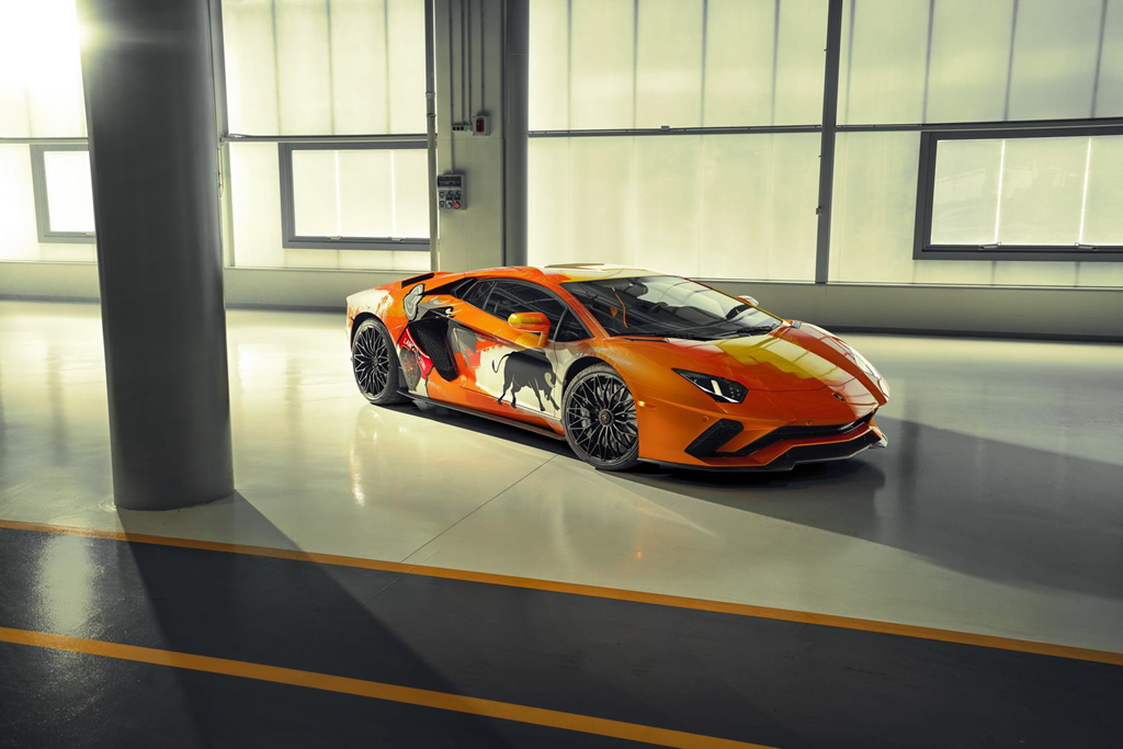 Siêu xe Lamborghini Aventador S được vẽ sơn vỏ hoàn toàn thủ công