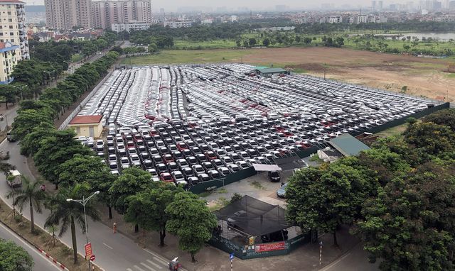 Xe vẫn nhập, giá vẫn cao và người dùng vẫn đợi