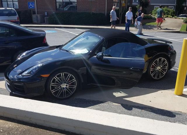 Chủ xe Porsche bị bắt vì trò nghịch dại doạ xe có bom