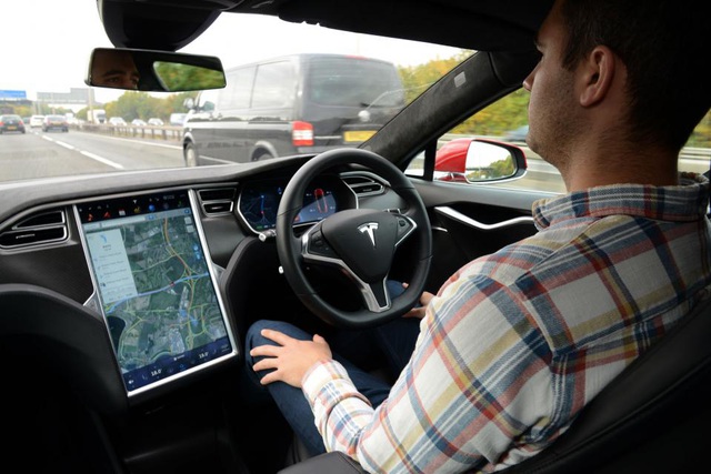 Tesla bị ép triệu hồi hệ thống Autopilot vì kém an toàn