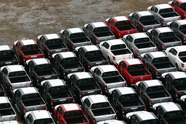 Xe nhập về nhiều nhưng giá vẫn cao