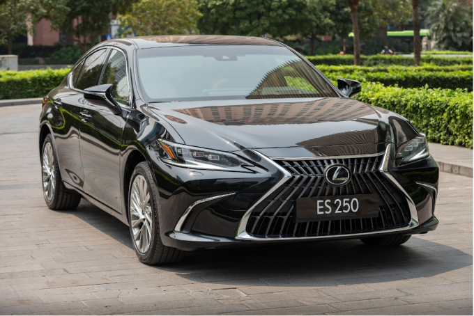 Ba phiên bản chinh phục khách Việt của Lexus ES