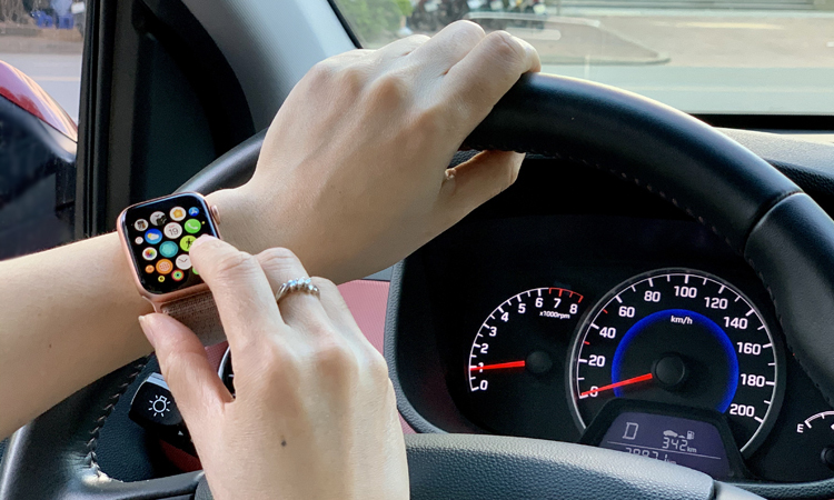 Tài xế bị phạt nếu bấm đồng hồ thông minh lúc lái xe