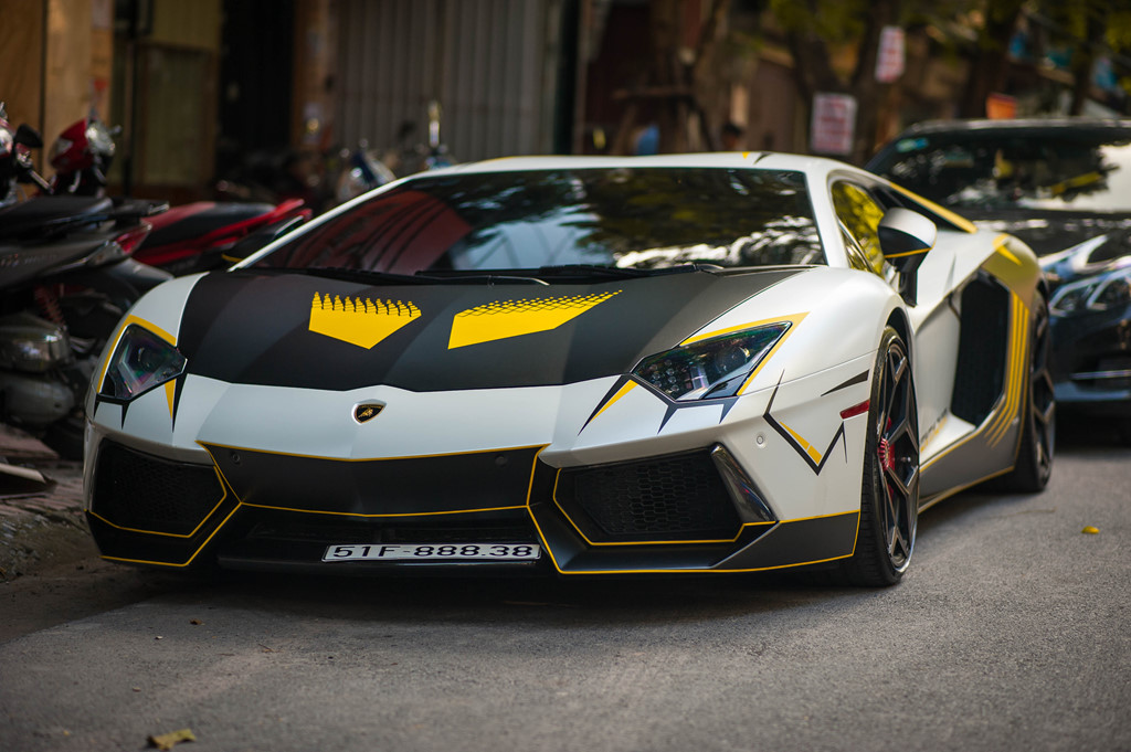 Lamborghini Aventador độ ống xả khủng, lột xác với decal mới