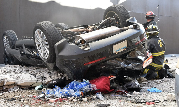 Ôtô rơi từ tầng 5 bãi đỗ, hai người chết