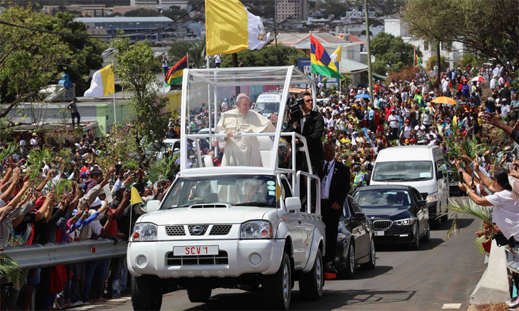 Bán tải Nissan Navara làm xe chở Giáo hoàng