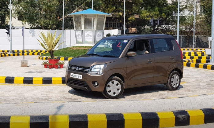 Phụ nữ mặc quần jeans không được thi bằng lái xe