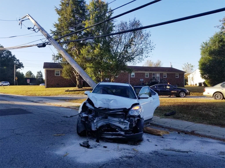 Cột điện xuyên thủng ôtô vừa chở cả gia đình