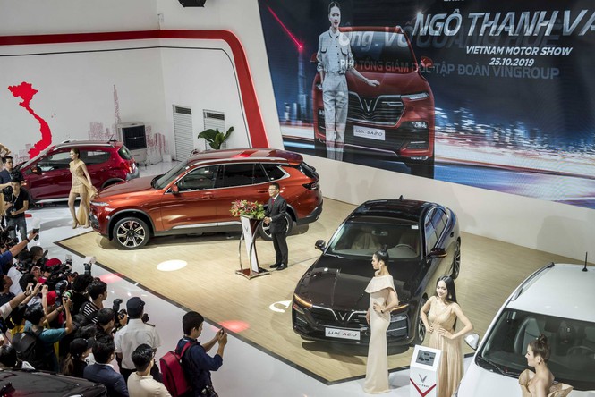 Bàn giao xe Lux SA2.0 giá 1,7 tỷ đồng cho đại sứ thương hiệu Ngô Thanh Vân