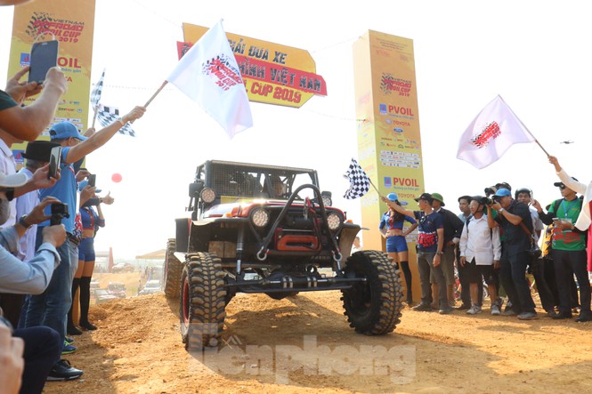 Những pha gay cấn ở giải Đua xe ô tô Địa hình Việt Nam