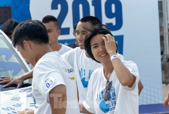 Cô gái chứng tỏ sức bền đặt tay lên ôtô suốt 9 tiếng