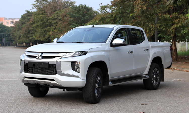 Mitsubishi Triton bản cao cấp 865 triệu, đấu Ranger Wildtrak