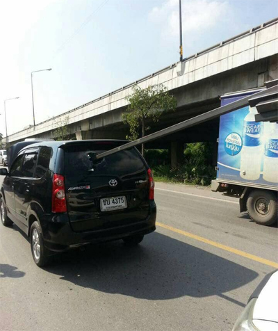 Thanh thép xuyên thủng ôtô, tài xế thoát chết