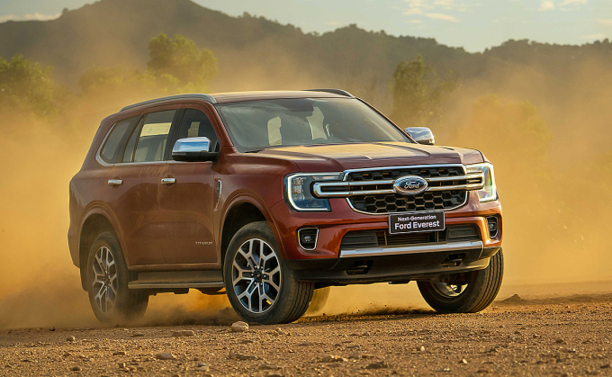 Đại lý bán Ford Everest 'bia kèm lạc' 200 triệu đồng