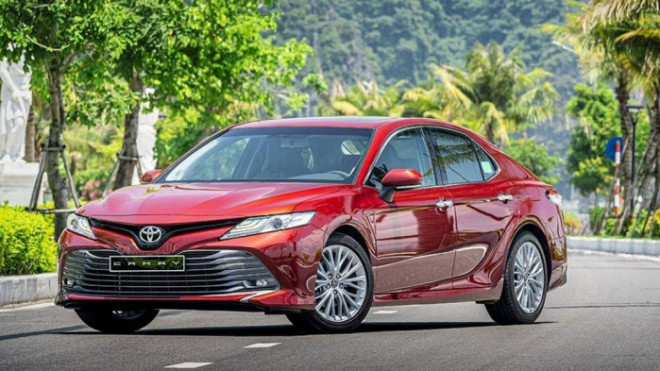 Đại lý xả hàng Toyota Camry bản cũ, giảm giá tới 100 triệu đồng