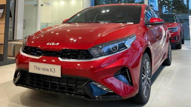 Tăng trưởng liên tiếp, Mazda 3 vẫn không đuổi kịp Kia K3