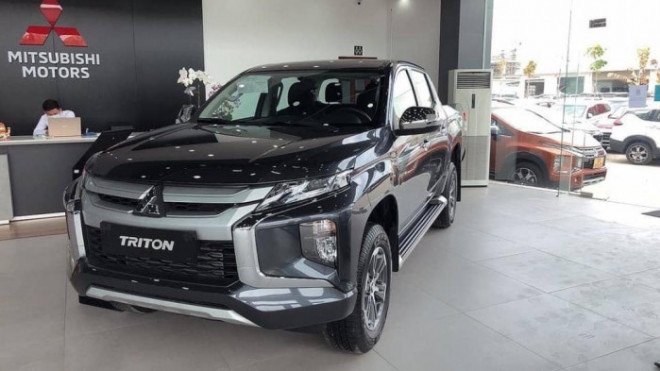 Mitsubishi Triton cạnh tranh quyết liệt Ford Ranger