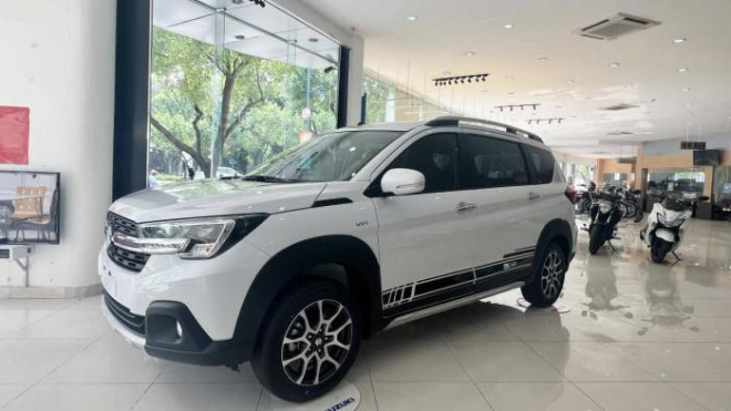 Ô tô truyền thống đua nhau tăng giá bất chấp sức ép từ xe điện