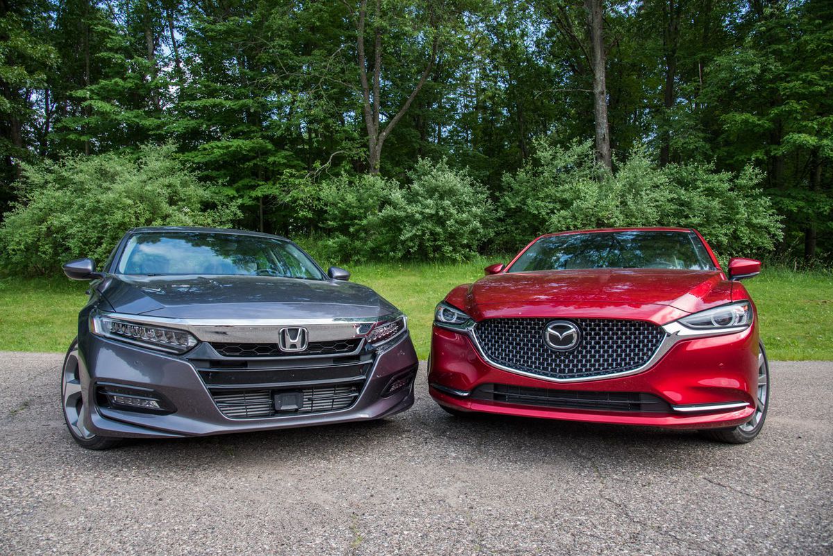 2 sedan Nhật tầm giá tỷ đồng đang HOT bậc nhất tại Việt Nam
