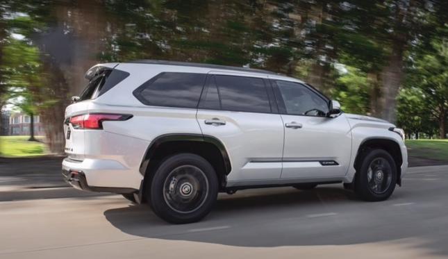 Hé lộ phiên bản điện khí hóa của Toyota Fortuner